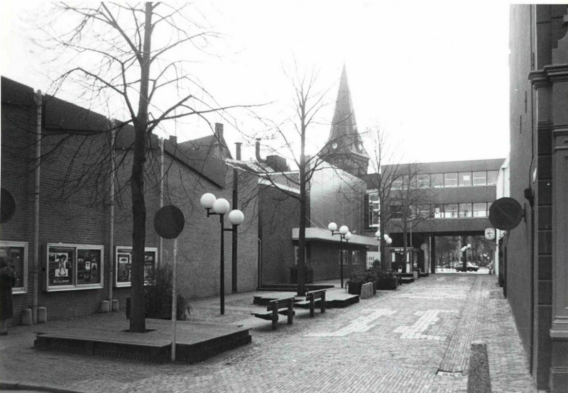 Bolwerkstraat vanaf Noorderhagen richting Stadsgravenstraat met bioscoop Alhambra 1975 nu Cinestar.jpg