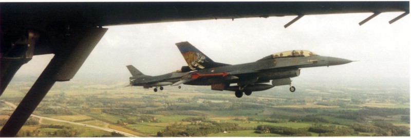 F-16's_vanuit_vliegtuig.JPG