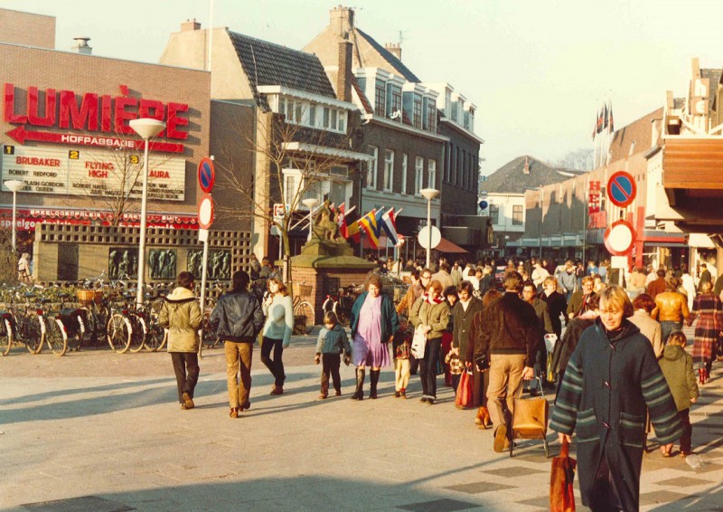 Kalanderstraat 1980 Met tijdelijk geplaatst brandmonument.jpg