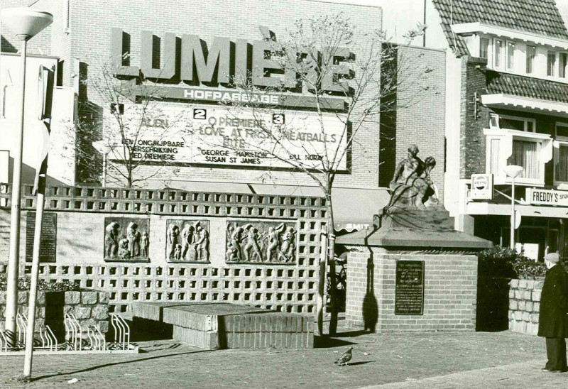 Kalanderstraat 1979 Bioscoop Lumiëre met daarvoor de tijdelijke plaats voor het monument van de stadsbrand 1862 (herplaatst 1982)  brandmonument.jpg