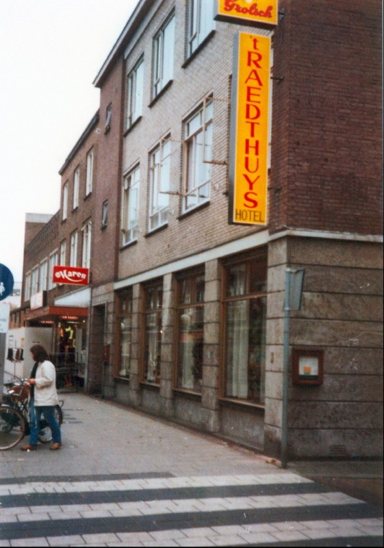 Raadhuisstraat 1978 Hotel 't Raedthuys met winkel Van Haren schoenen.jpg