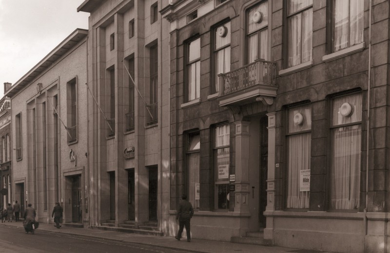 Langestraat 5-6-1957 Hoofdingang van de Twentse Schouwburg, bioscoop City met naastgelegen kantoor in stadsvilla van de familie Roosendaal.jpg
