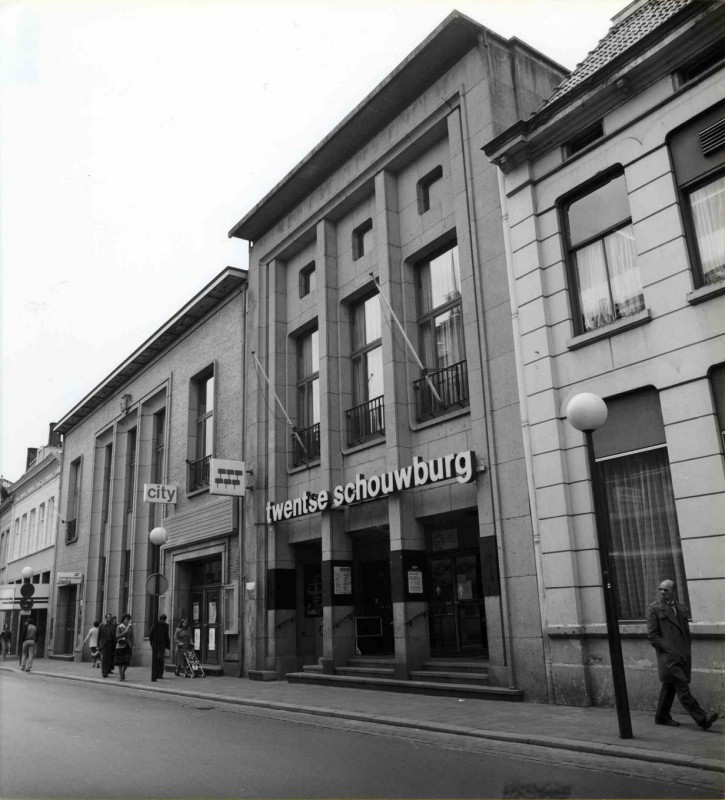 Langestraat 1975 Twentsche Schouwburg.jpg