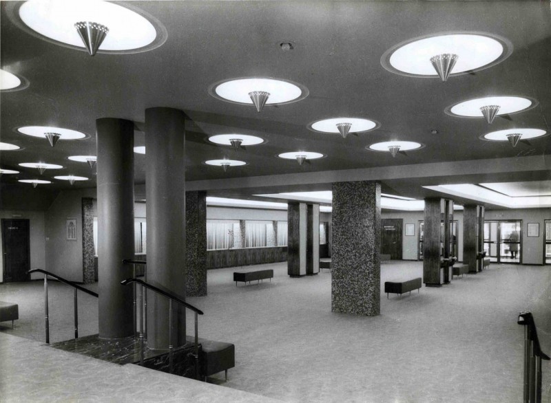 Langestraat 1955 interieur Twentsche Schouwburg hal met garderobes.jpg