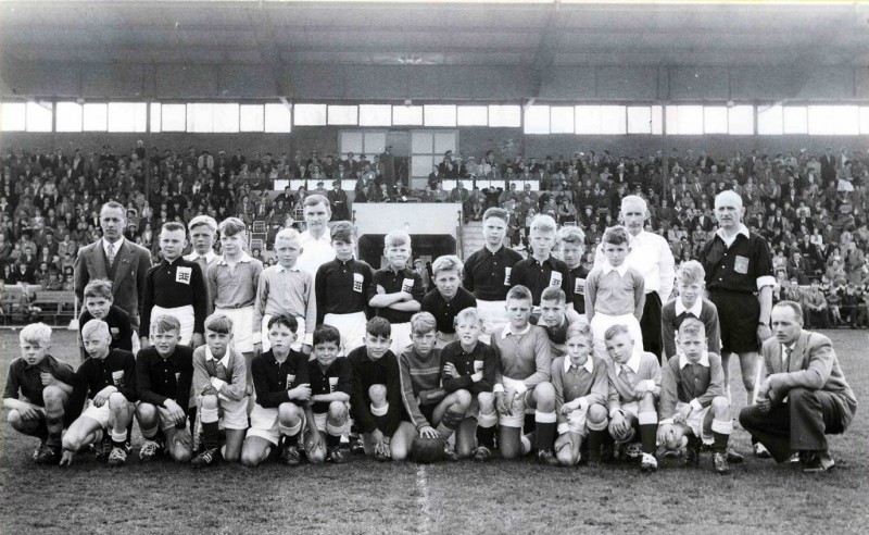 J.J. van Deinselaan 30-4-1958 Pupillen van Sportclub Enschede en de Enschedese Boys in het Diekmanstadion..jpg