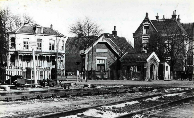 Hengelosestraat 1944 Spoorwegovergang Hengelosestraat-Molenstraat met op rechts op de hoek van de Molenstraat de politiepost en daar tegenover hotel-café-restaurant Twente..jpg