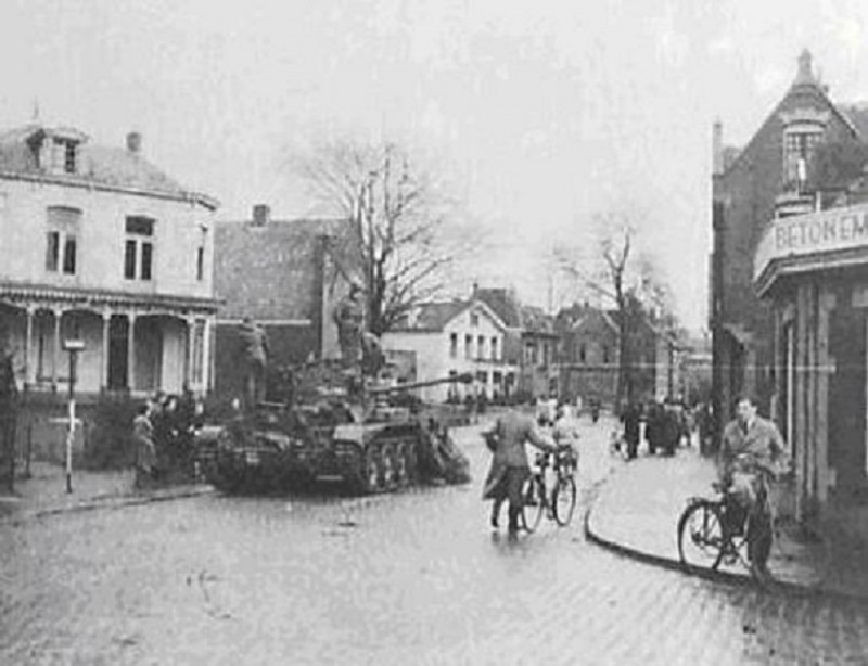 Molenstraat. Links achter de tank hotel-cafe-restaurand Twente.jpg