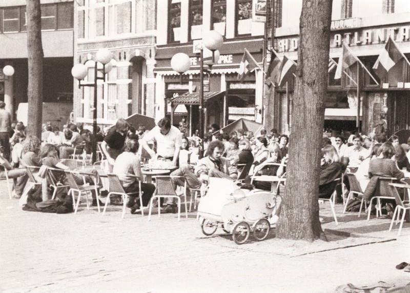 Markt 1975 Zicht op deel cafe's ( o.a. café Het Pumpke) aan noordoostzijde Oude Markt met terrassen. Atlanta.jpg
