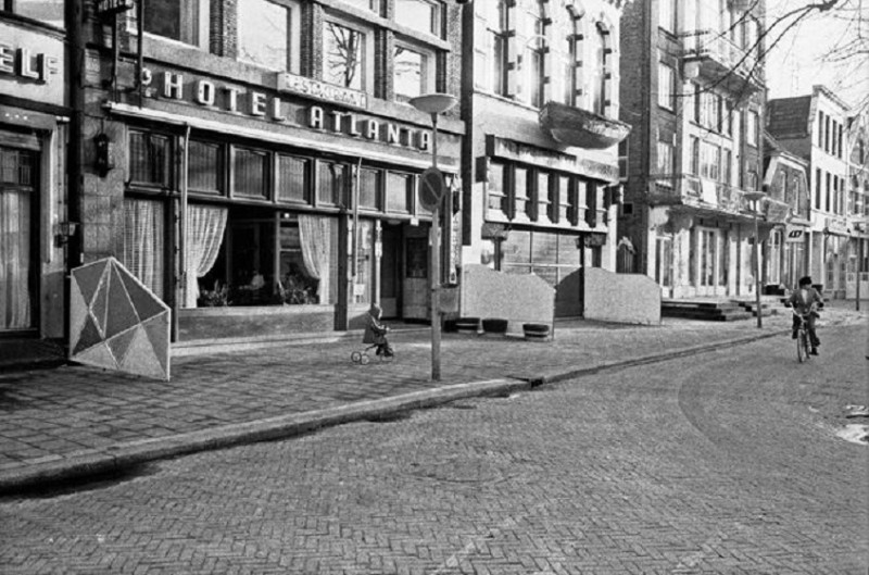 Markt 12 Hotel Atlanta met rechts Lord Nelson.jpg