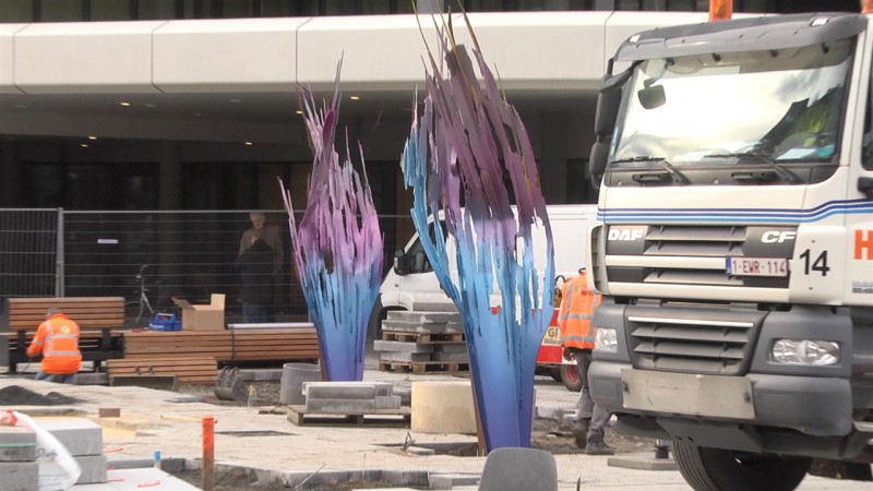 Kunstwerk met stalen vormen geplaatst op Koningsplein.jpg