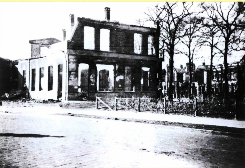 Haaksbergerstraat 22-2-1944 Deel getroffen panden huisnummers 111 en 113, hoek Broekheurnerweg. Gebouw bekend als café Hammink..jpg