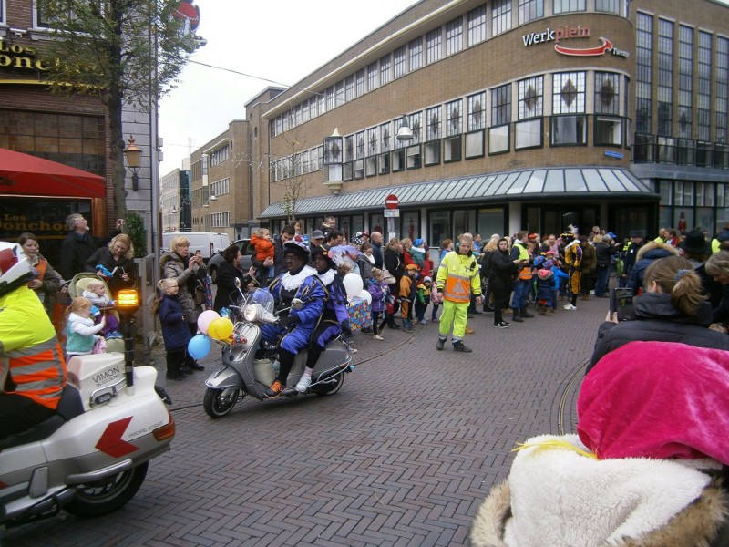 Kruispunt De Graaff Sinterklaasoptocht 14-11-2015.JPG