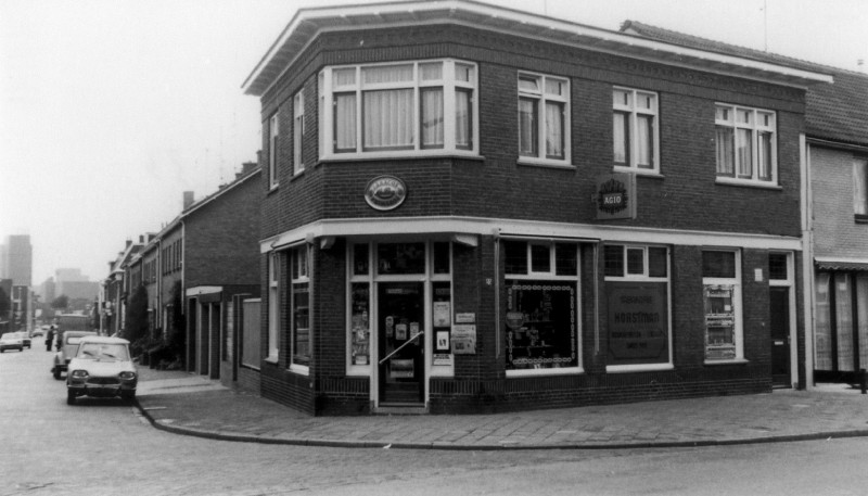 Voortsweg Rookwarenwinkel Tabakorie Horstman op de hoek met de Schurinksweg omstreeks 1980..jpg