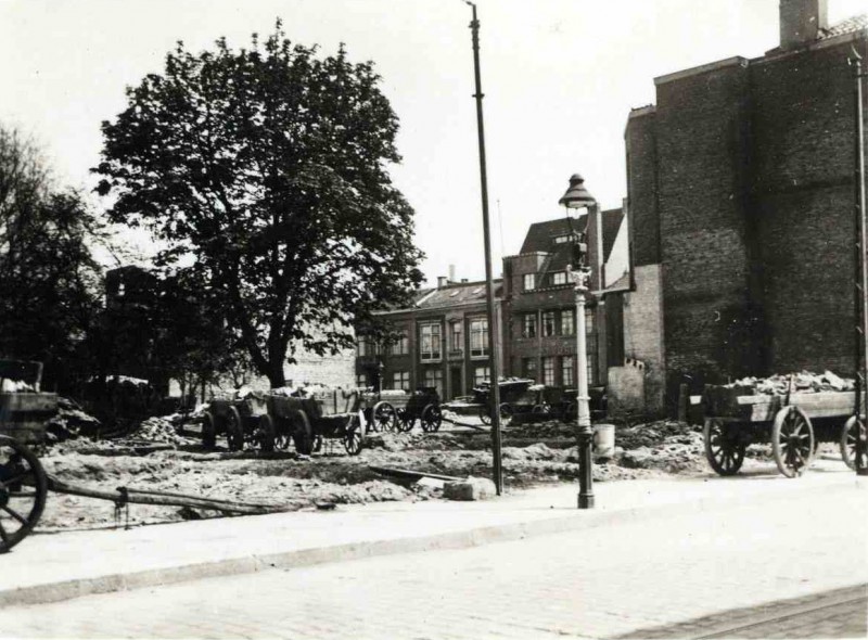 Langestraat 1930 Voorbereiding bouw nieuwe stadhuis, afvoeren van puin. Achtergrond de Rotterdam Bank..jpg