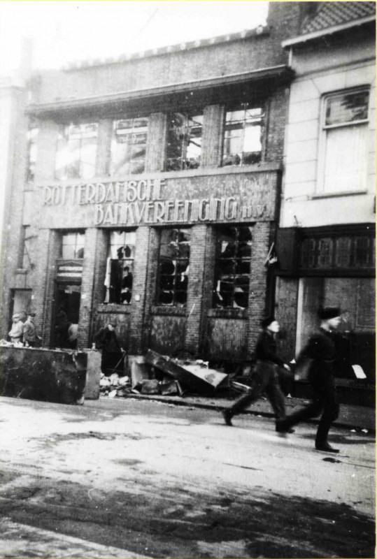 Langestraat 22-2-1944 Het door bommen getroffen gebouw van de Rotterdamsche Bankvereeniging..jpg