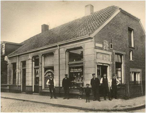 Lipperkerkstraat hoek Reudinkstraat Sigarenmagazijn Cuba en juwelier Hankamp ca 1920.jpg