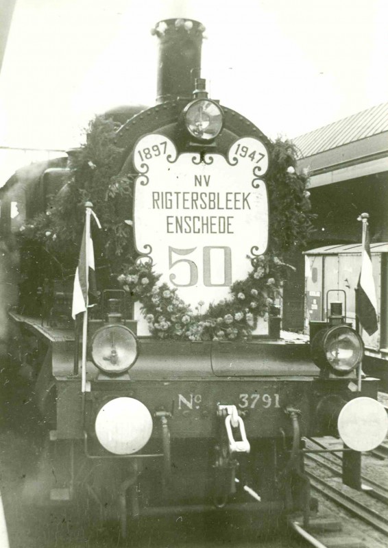 Rigtersbleek Jubileum textielfabriek Rigtersbleek (50 jaar); versierde locomotief 1947.jpg