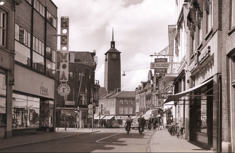 Gronausestraat Kruispunt De Klomp met zicht op winkelgebied met HEMA, Van Haren, Hotel Restaurant De Kalanderij, met op de achtergrond de toren van het stadhuis..jpg