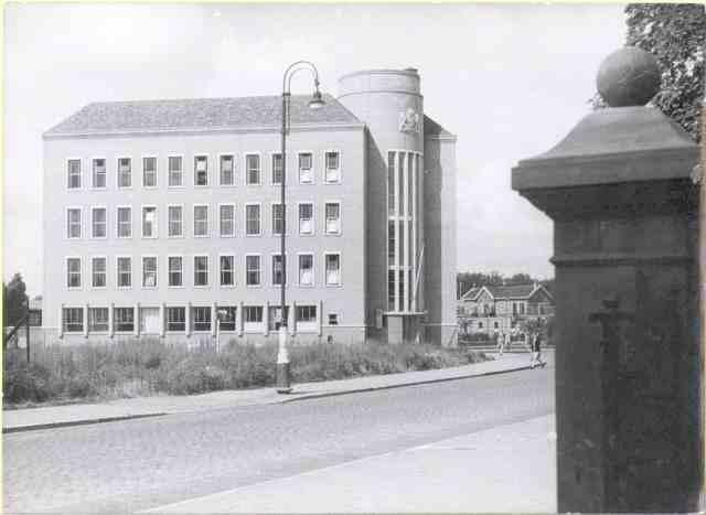 fortuinplein met belastingkantoor juli 1943.jpg