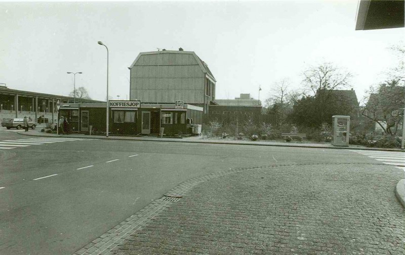 Stationsplein Busstation met koffiesjop.jpg