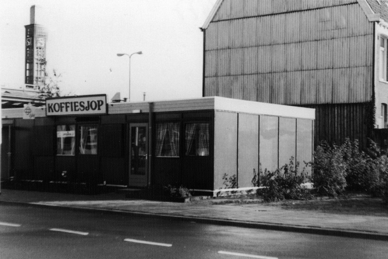 Stationsplein 1977 Koffieshop   lunchroom bij het busstation met op de achtergrond de toren van het spoorwegstation.jpg