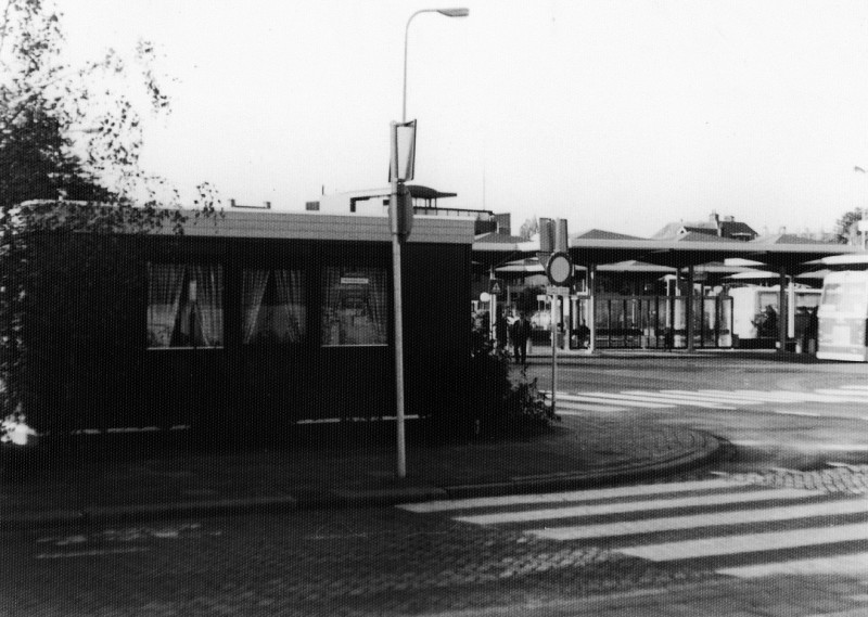 Stationsplein 1977 Het busstation met lunchroom.jpg