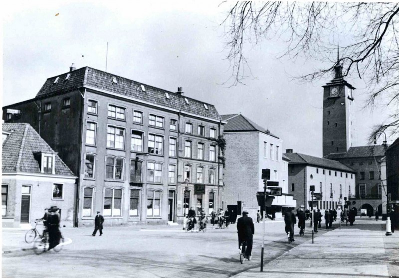 Van Loenshof vanaf het Windbrugplein met links pakhuis van Gerhard Jannink & Zonen en op de achtergrond het stadhuis..jpg