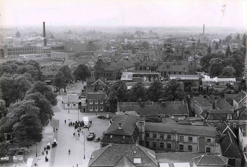 Windbrugplein 1950. Het zuid-westelijke deel van het centrum vanaf stadhuistoren gezien richting Windbrugplein met aan de rechterkant het pakhuis en de textielfabriek van Gerhard Jannink & Zn..jpg