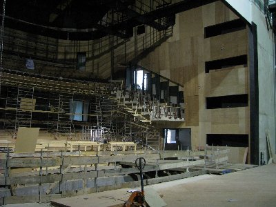 De theaterzaal gezien vanaf het hoofdtoneel. Hier ziet u 4x een sparing, waar de verlichtingsinstallatie kan komen te staan.