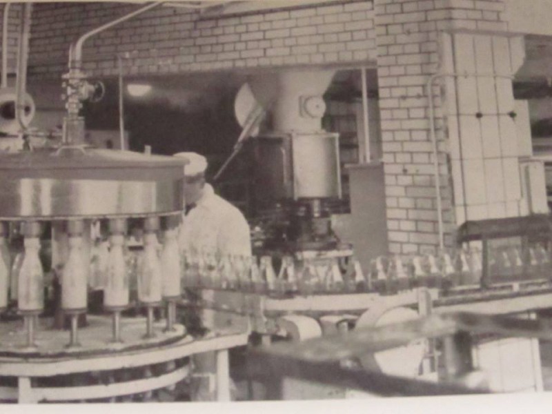 Raiffeisenstraat Lonneker melkfabriek 1955.jpg