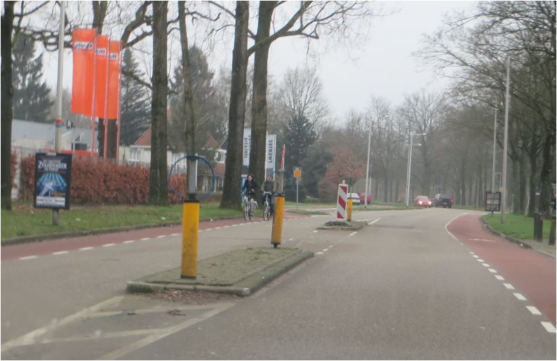 Blauwe pijlen op de grond.JPG