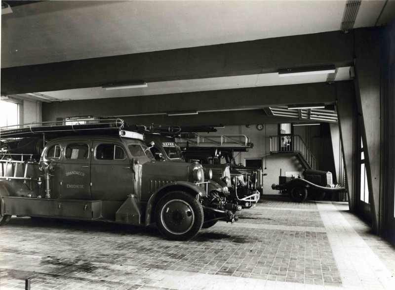 Fortuinplein. De brandweerkazerne, interieur met brandweerwagens 1955.jpg