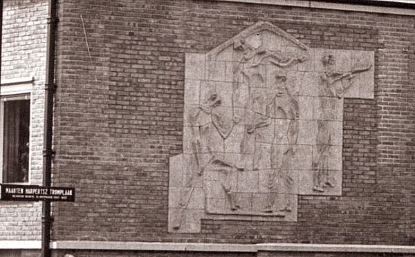M.H. Tromplaan kunstwerk ziekenfonds gebouw.jpg