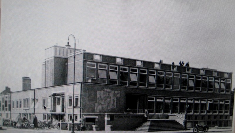 M.H. Tromplaan hoek Kortenaerstraat oude ziekenfonds.jpg