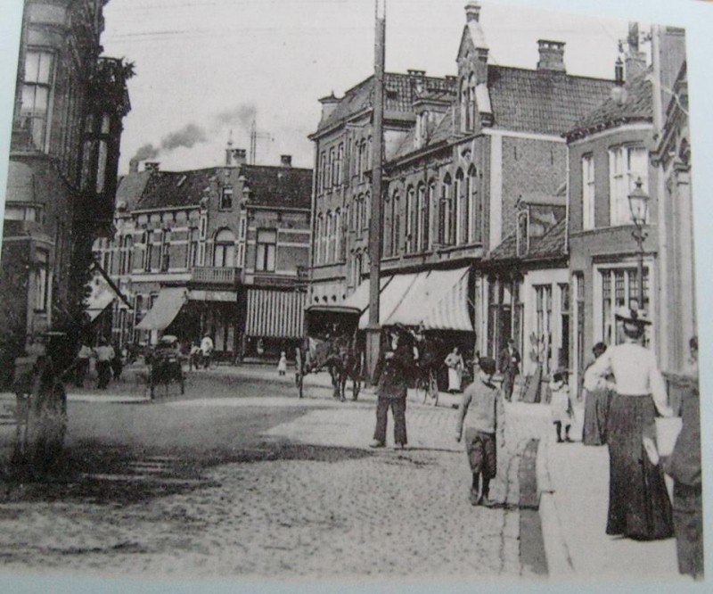 Langestraat hoek Haverstraat. Het pand van C&A werd in de oorlog verwoest en er was nog lang een open plek. daarna kwam in de nieuwbouw modehuis VOSS..jpg