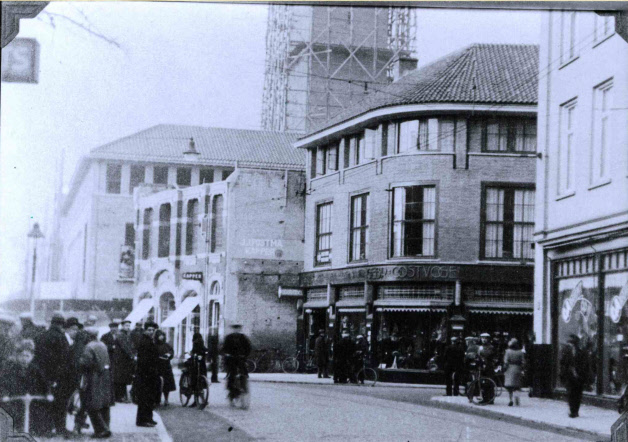 Langestraat jan. 1931 Hoek Haverstraat, op de achtergrond verrijst het nieuwe stadhuis.jpg