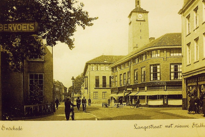 Langestraat met nieuwe stadhuis en pand Oostvogel hoek Haverstraat.JPG