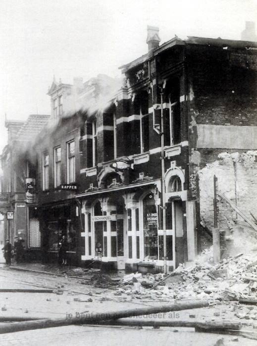 Langestraat resten van de IJmuider Vischhandel, rechts was Presburg, dat door de hitte en de vlammen tenonder ging.jpg