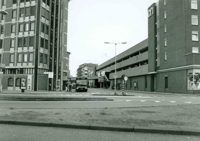 Beltstraat Kruising met Boulevard 1945, met zicht op bushalte en winkelcentrum De Zuidmolen. Belthoes.jpg