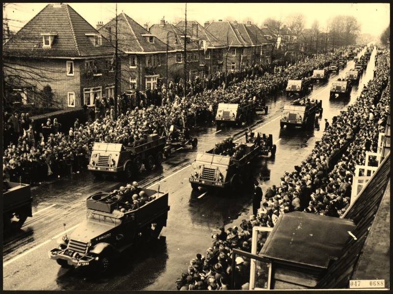 Hengelosestraat 30-4-1956 Koninginnedag militaire parade.(2).jpg