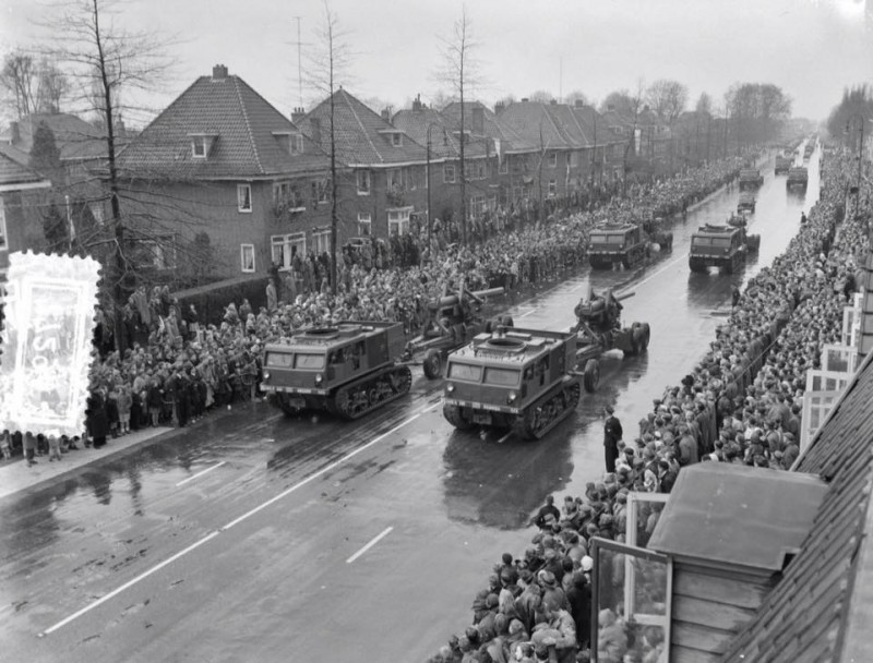 Hengelosestraat 30-4-1956 Koninginnedag militaire parade.jpg