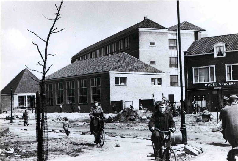Brinkstraat 1960 H.T.S. op hoek Boulevard , rechts model-slagerij.jpg