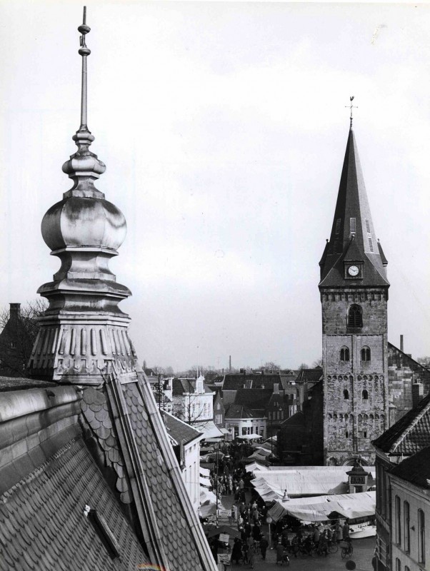 Marktstraat 1957 Panorama vanaf het pand van Resink Meubelen in de Marktstraat tijdens de zaterdagmarkt rondom de Grote Kerk..jpg