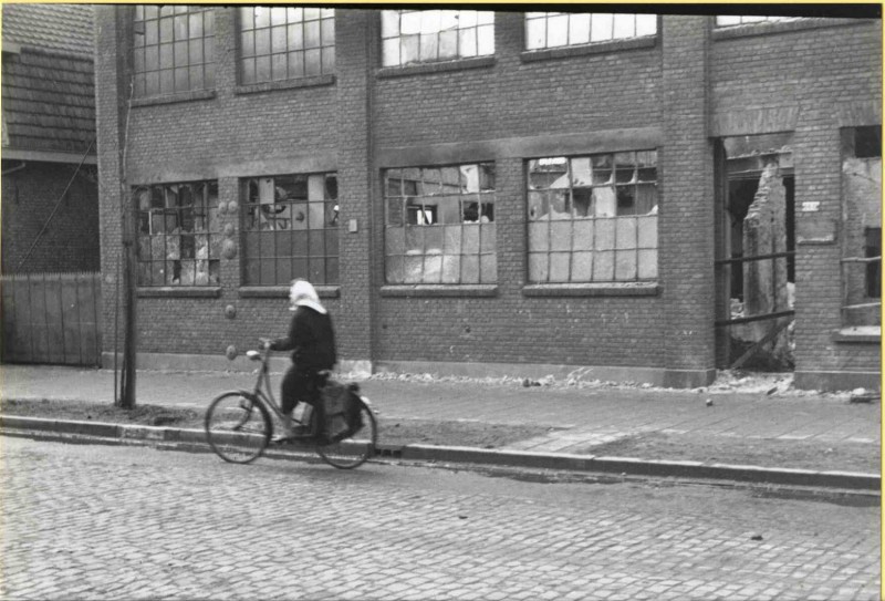 Blekerstraat 160. G.B. Sanders machinefabriek, getroffen bij bombardement van 22.2.1944.jpg