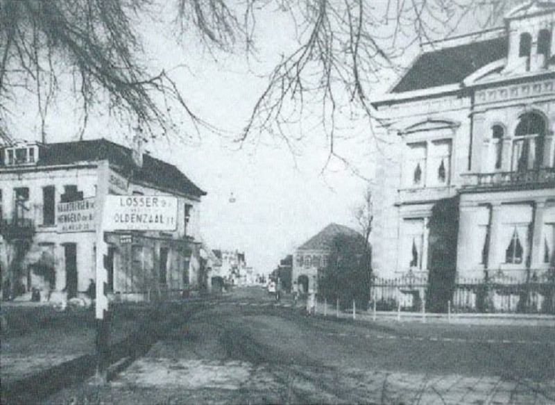 Deurningerstraat hoek Hengelosestraat rechts villa Kleiboer links villa Van Heek (later bejaardentehuis).jpg