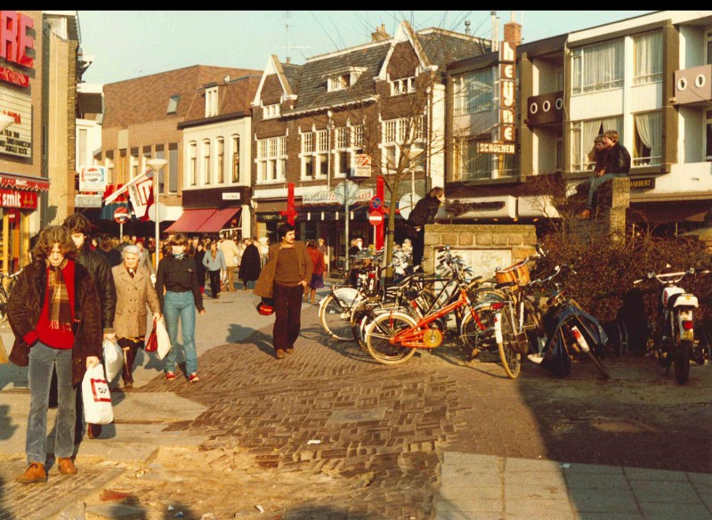 Kalanderstraat brandmonument lunchroom Proathoes.jpg