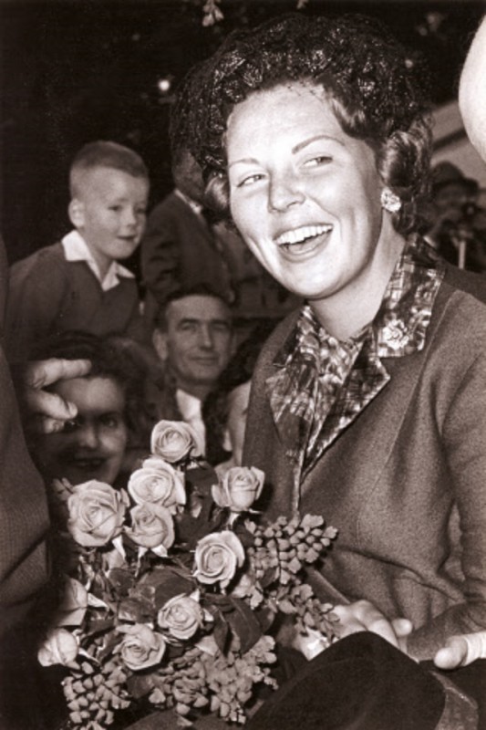 Volkspark 29-8-1962 Prinses Beatrix bezoekt tentoonstelling 3 x A.jpg