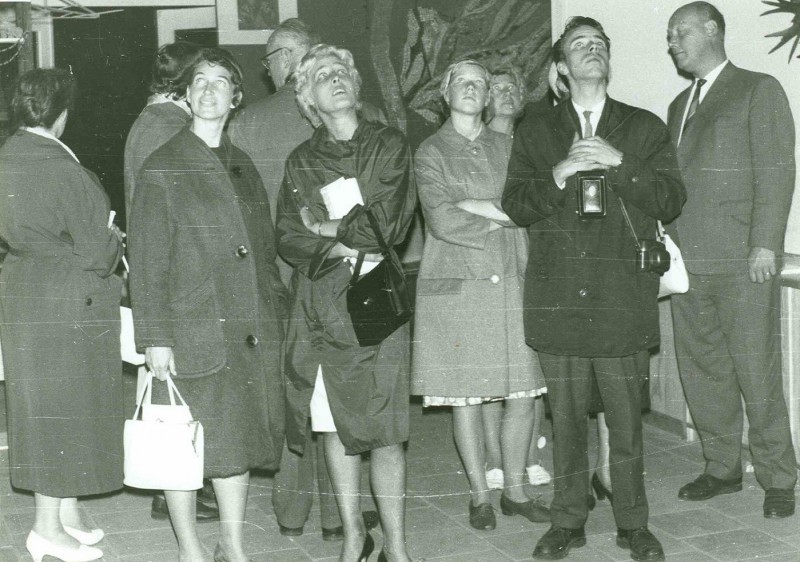 Volkspark 1962 Bezoekers tijdens de tentoonstelling 3 x A.jpg