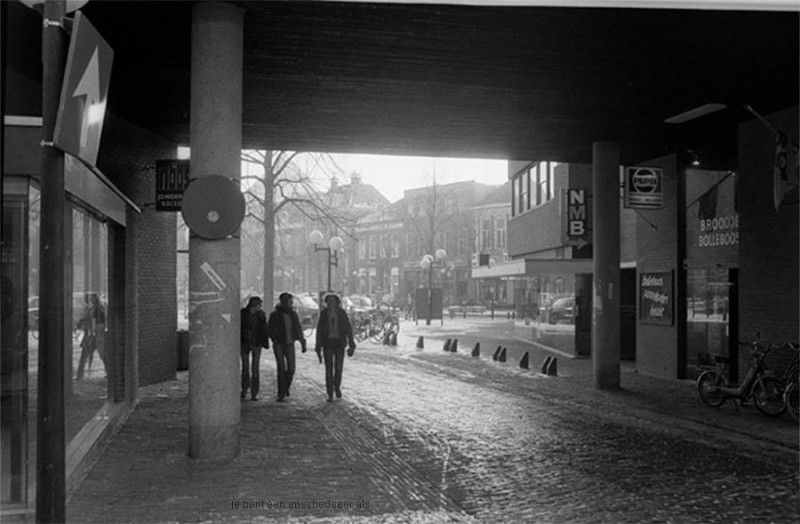 Oude Markt onderdoorgang naar Stadsgravenstraat en Bolwerkstraat Broodje Bolleboos.jpg