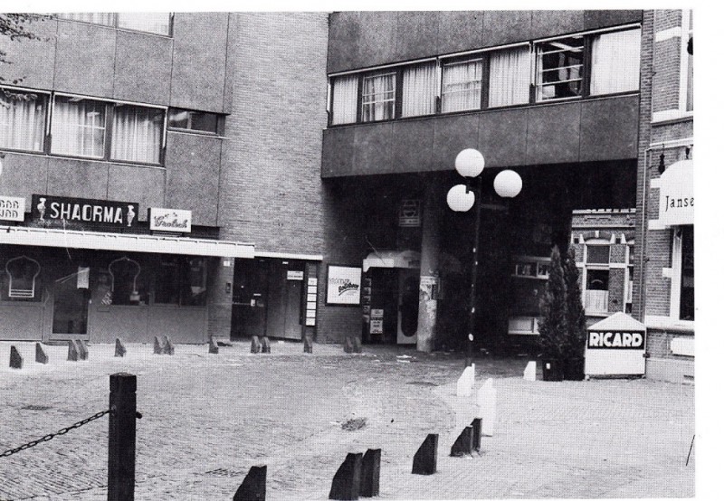 Markt onderdoorgang naar Bolwerkstraat. rechts Jansen en Janssen. Broodje Bolleboos.jpg